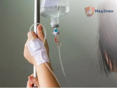 Врач устанавливает капельницу